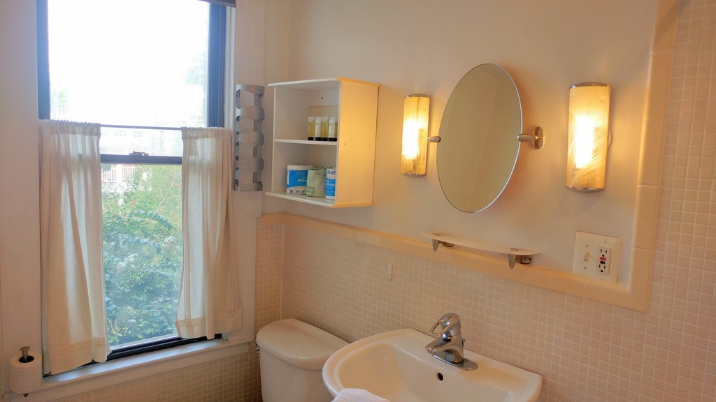 Cozy Hideaway in Ace Location | Heart of Dupont and U Street nightlife photo 5