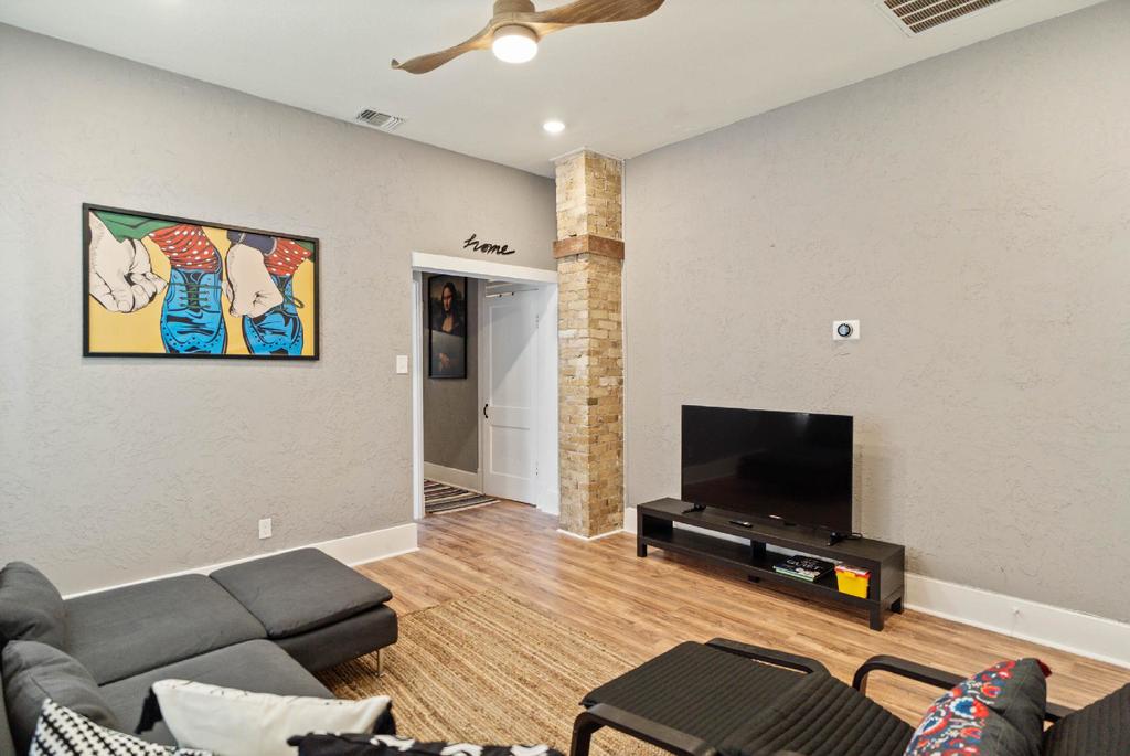 2511 N Flores St photo 4