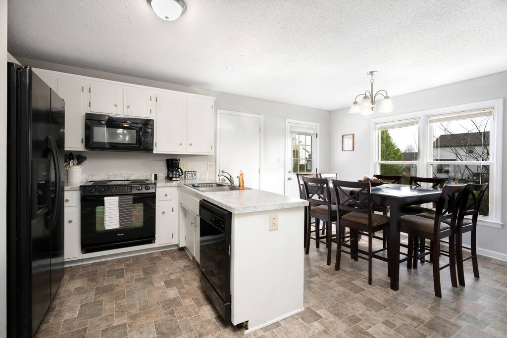 1250 Cobblestone Ln · ✔3 Miles to Ft Campbell✔King♚ Bed✔Fenced Yard photo 5