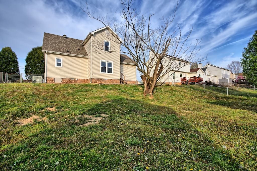 1250 Cobblestone Ln · ✔3 Miles to Ft Campbell✔King♚ Bed✔Fenced Yard photo 2