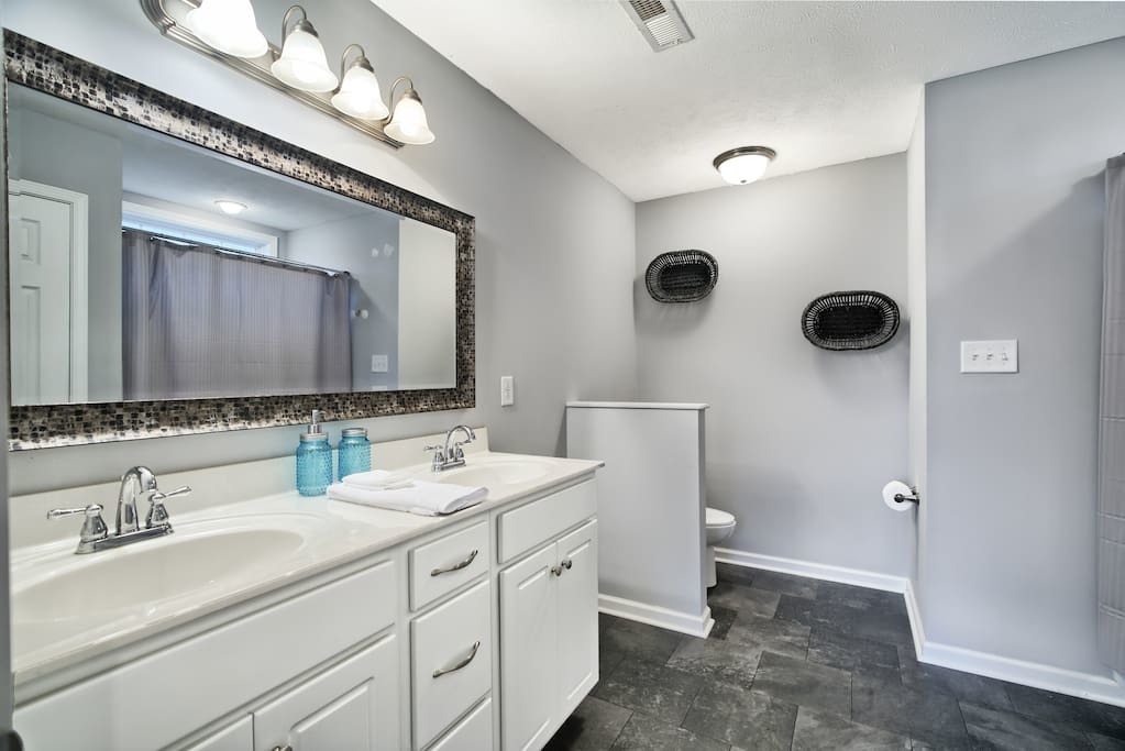 215 Azalea Dr · ♥Two miles to Army Post w/ Private Back Yard♥ photo 4