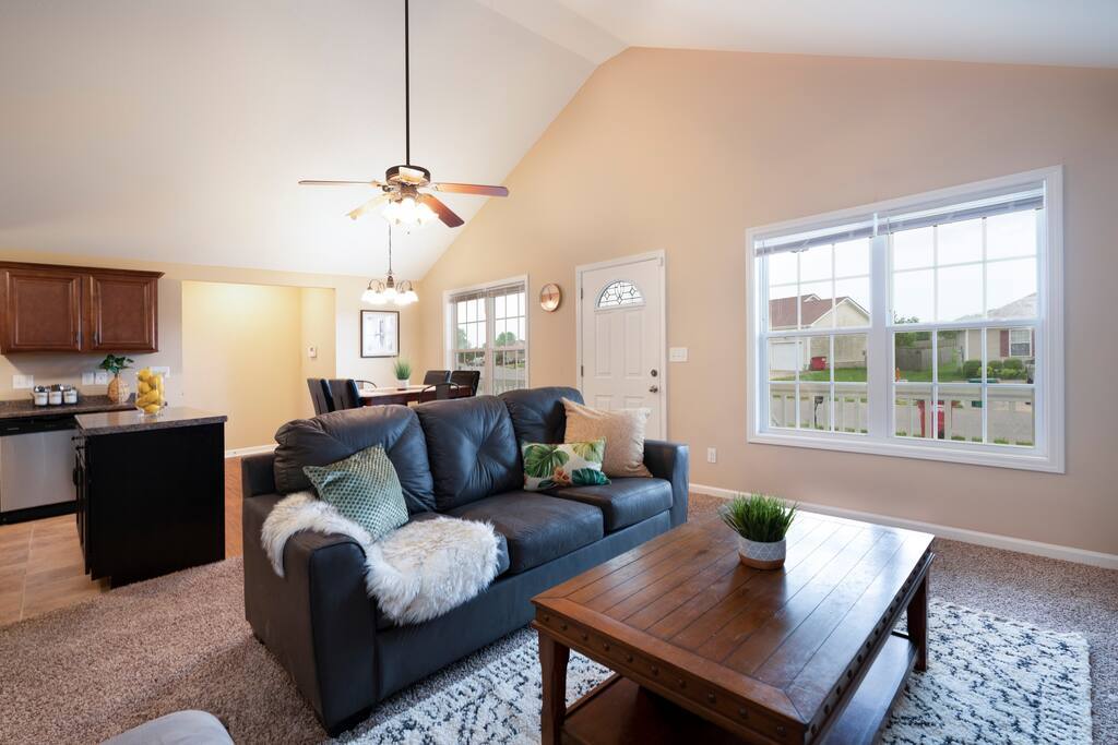 3443 Foxrun Ln · ★ One Mile to Ft Campbell ★ 3 Miles to I-24 ★ photo 3