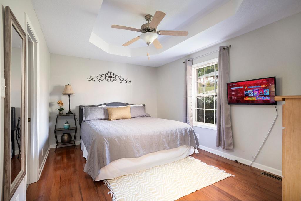352 Donna Dr · ✔Johnson Home ✔6 Miles to Post ✔ King ♚ Bed photo 2