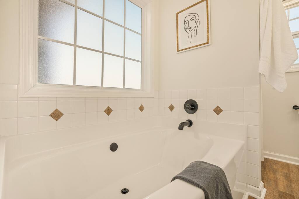 3721 S Jot · ♚King Bed|Near HWY 24|Fenced Back Yard| photo 5