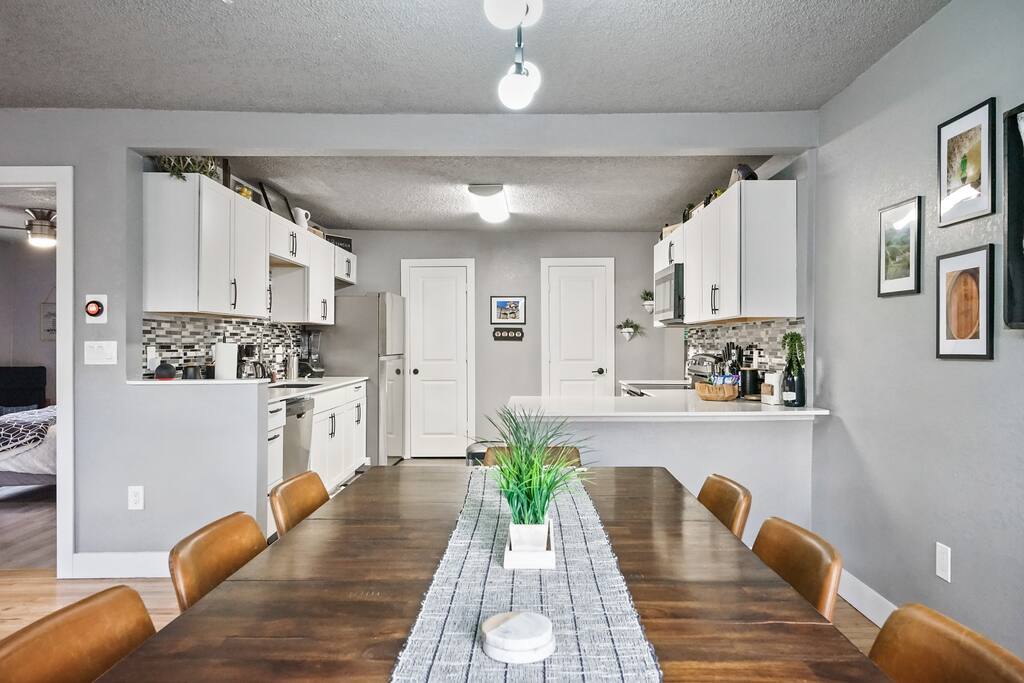Cheerful Modern Retreat For The Whole Gang photo 3