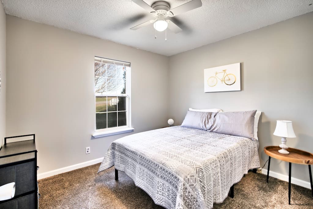 590 Flower Dr · ❀Corner Lot Home & 3 Miles to Shopping & Dining❀ photo 4