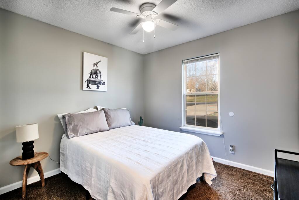 590 Flower Dr · ❀Corner Lot Home & 3 Miles to Shopping & Dining❀ photo 2
