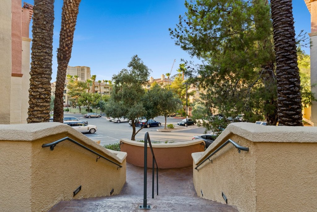 Stardust theme Condo, steps to the Las Vegas Strip photo 2