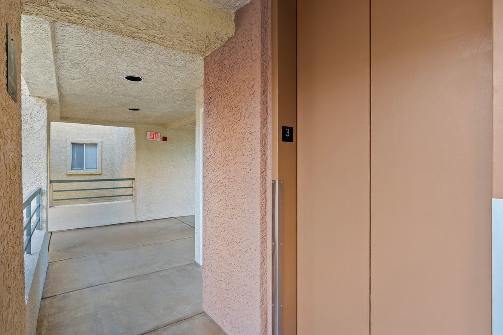 Stardust theme Condo, steps to the Las Vegas Strip photo 3