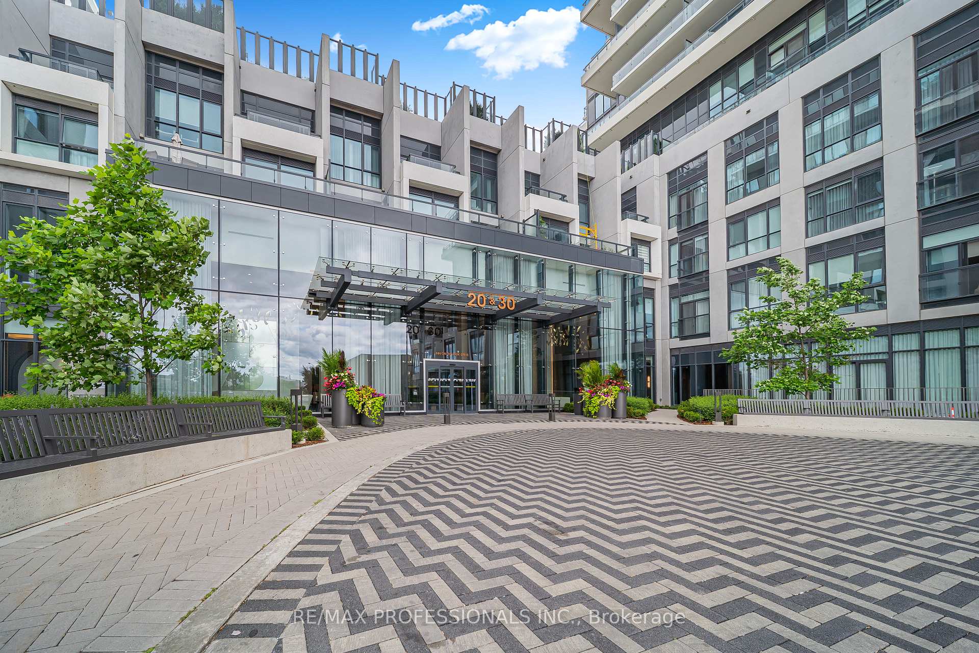 407-30 Inn The Park Drive, Toronto