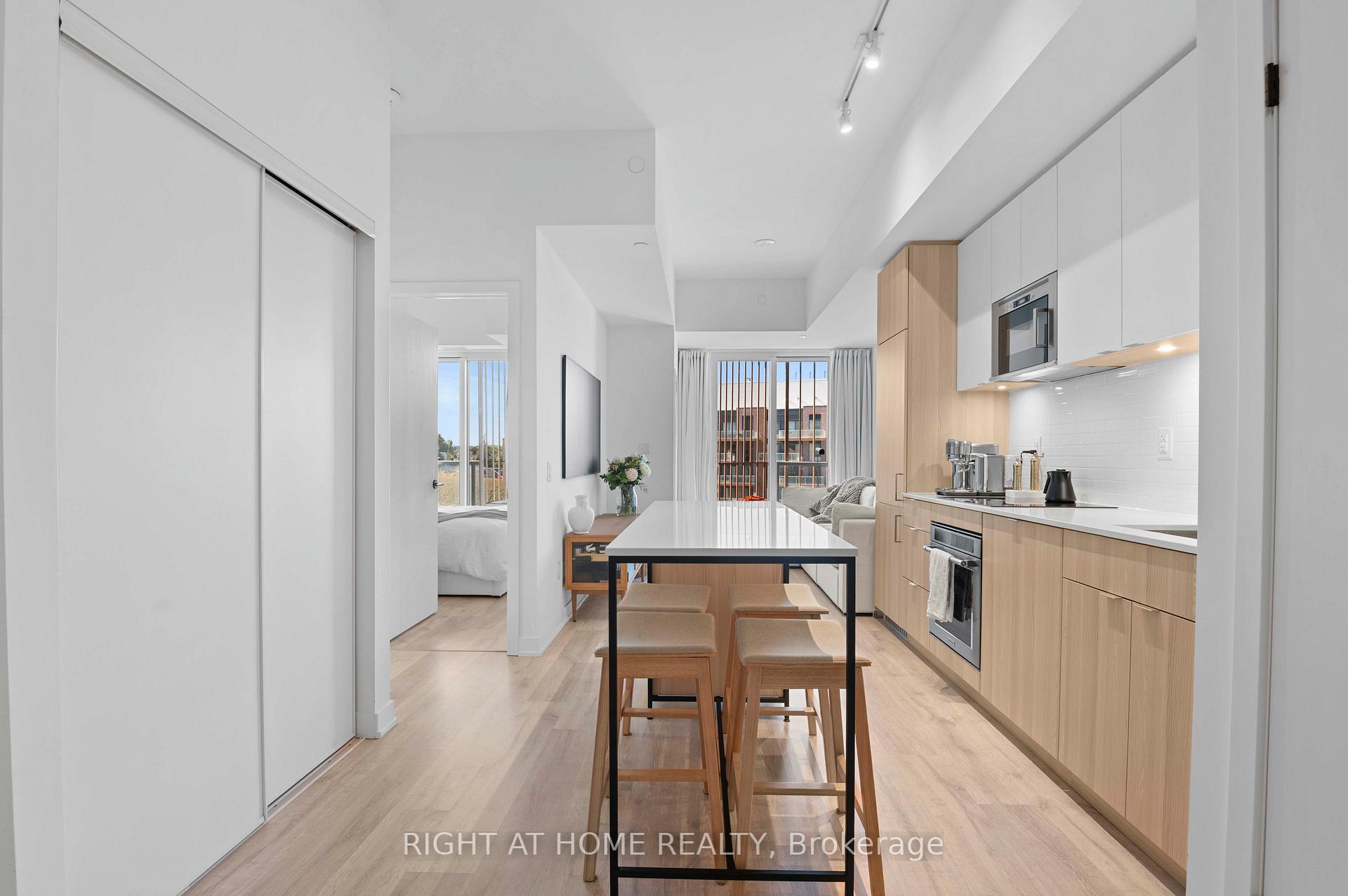 403-220 Missinnihe Way, Mississauga