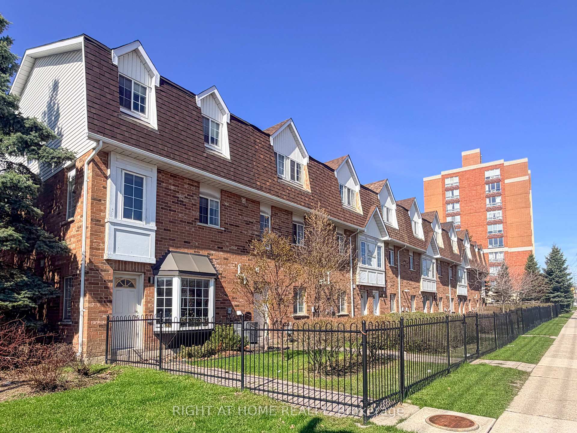 28-1525 South Parade Court, Mississauga