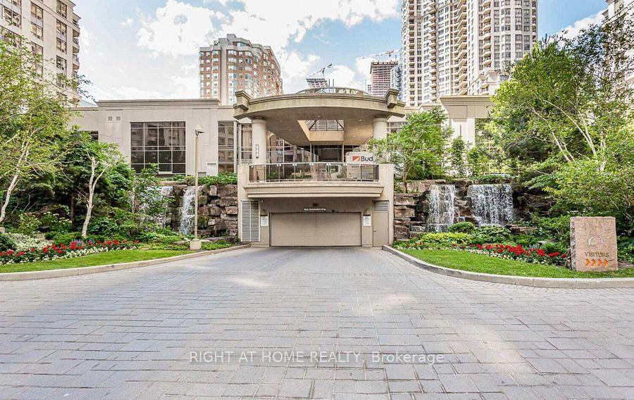 235-3888 Duke Of York Boulevard, Mississauga