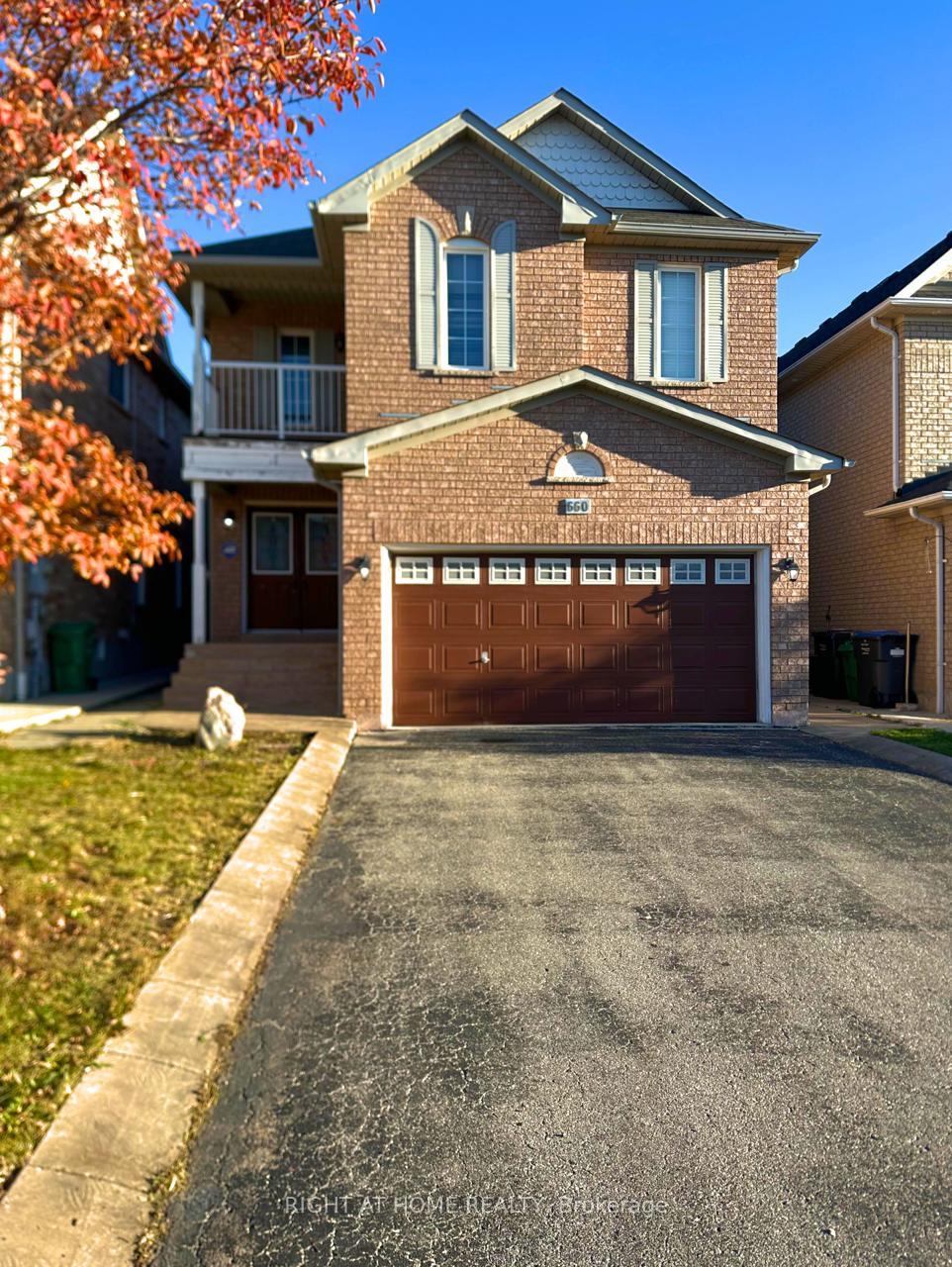 660 Garden Walk, Mississauga