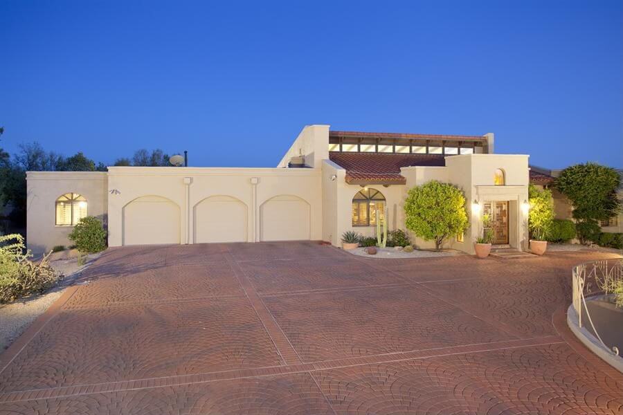 Cette maison de style adobe avec lecteur de briques rouges comporte des accessoires de garage attachés et orientés vers l'avant, de ton beige assorti, avec trois portes cintrées. Cette maison de style adobe avec lecteur de briques rouges comporte des accessoires de garage attachés et orientés vers l'avant, de ton beige assorti, avec trois portes cintrées.