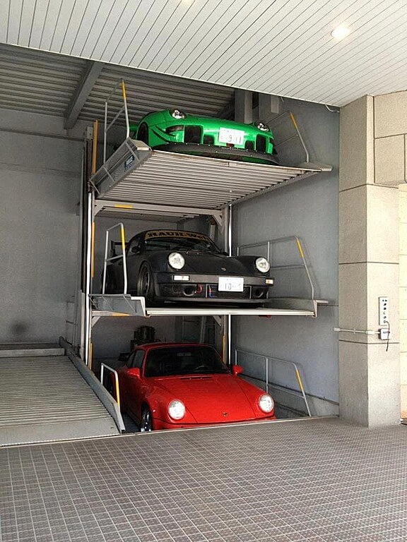 Ce garage dispose d'un système de levage de style professionnel pour stocker les courses de Porches. Ce garage dispose d'un système de levage de style professionnel pour stocker les courses de Porches.