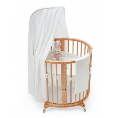 Le pack Sleepi Mini de Stokke peut être commandé dans une variété de finitions. La forme étroite originale est parfaite pour les nouveau-nés et les petits enfants, tandis que la forme reconfigurable permet à des pièces supplémentaires de la transformer en une forme ovale plus longue à mesure que l'enfant grandit. Un côté amovible pour quand l'enfant est assez vieux pour monter et descendre. Le pack Sleepi Mini de Stokke peut être commandé dans une variété de finitions. La forme étroite originale est parfaite pour les nouveau-nés et les petits enfants, tandis que la forme reconfigurable permet à des pièces supplémentaires de la transformer en une forme ovale plus longue à mesure que l'enfant grandit. Un côté amovible pour quand l'enfant est assez vieux pour monter et descendre.