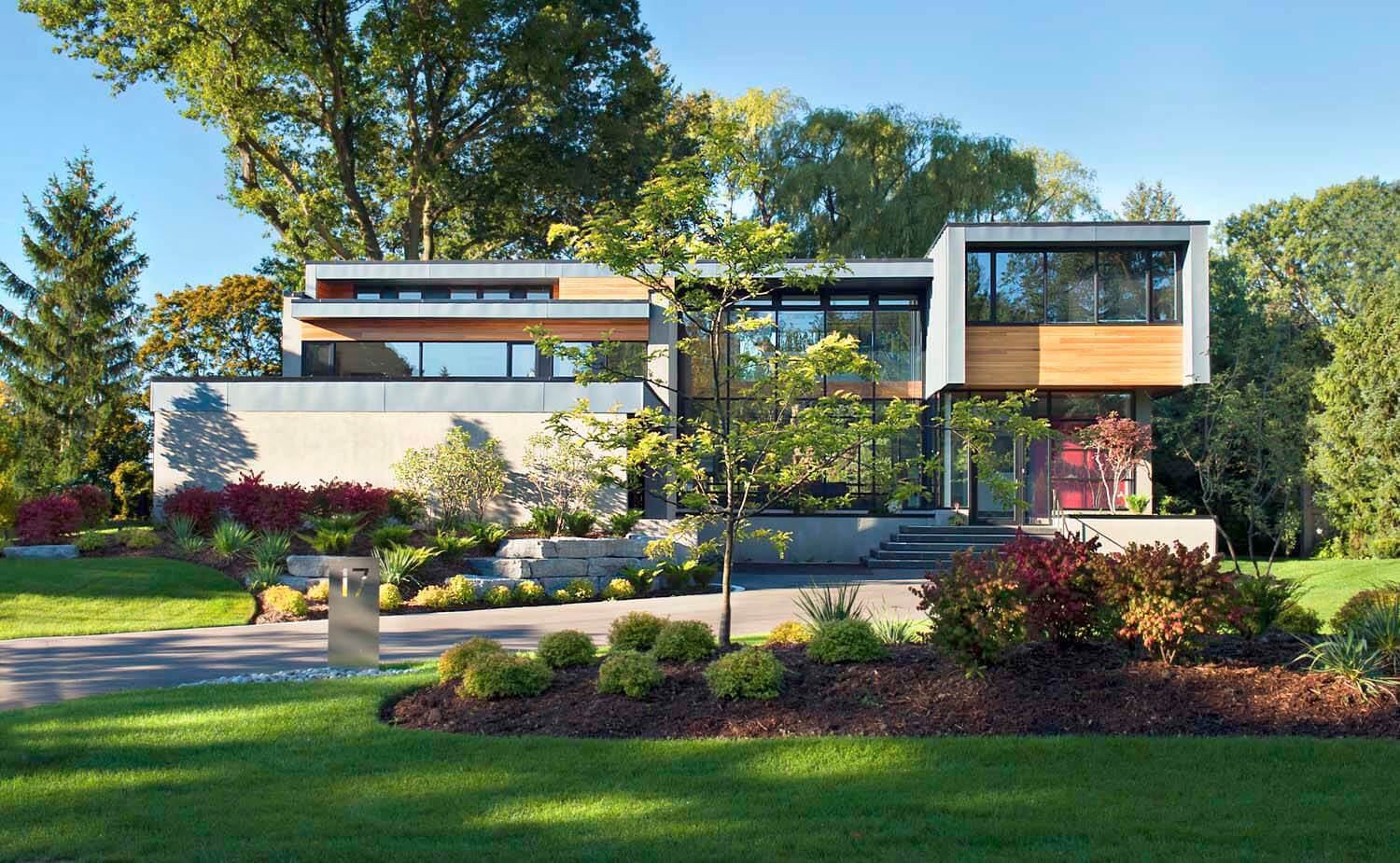 Vue extérieure de l'avant de la maison Thorncrest par Altius Architecture Vue extérieure de l'avant de la maison Thorncrest par Altius Architecture