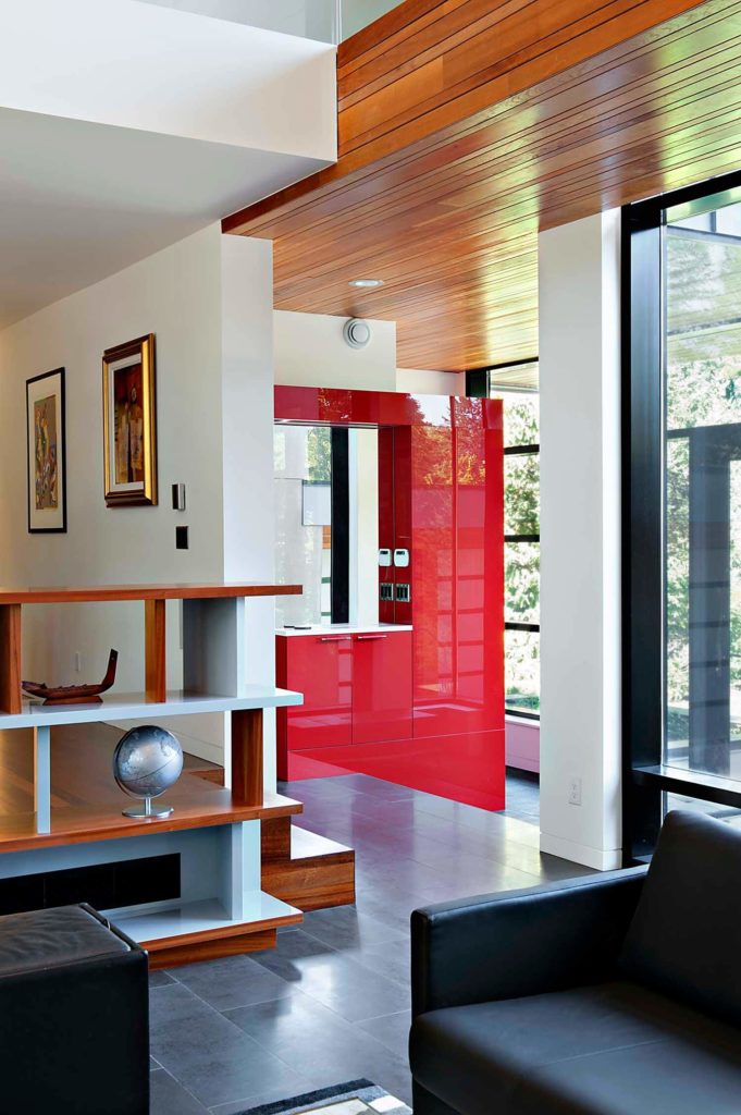 La vue depuis le salon vers l’entrée principale met en valeur le bois naturel luxuriant utilisé dans l’ensemble et le centre des armoires rouges et brillants. La vue depuis le salon vers l’entrée principale met en valeur le bois naturel luxuriant utilisé dans l’ensemble et le centre des armoires rouges et brillants.