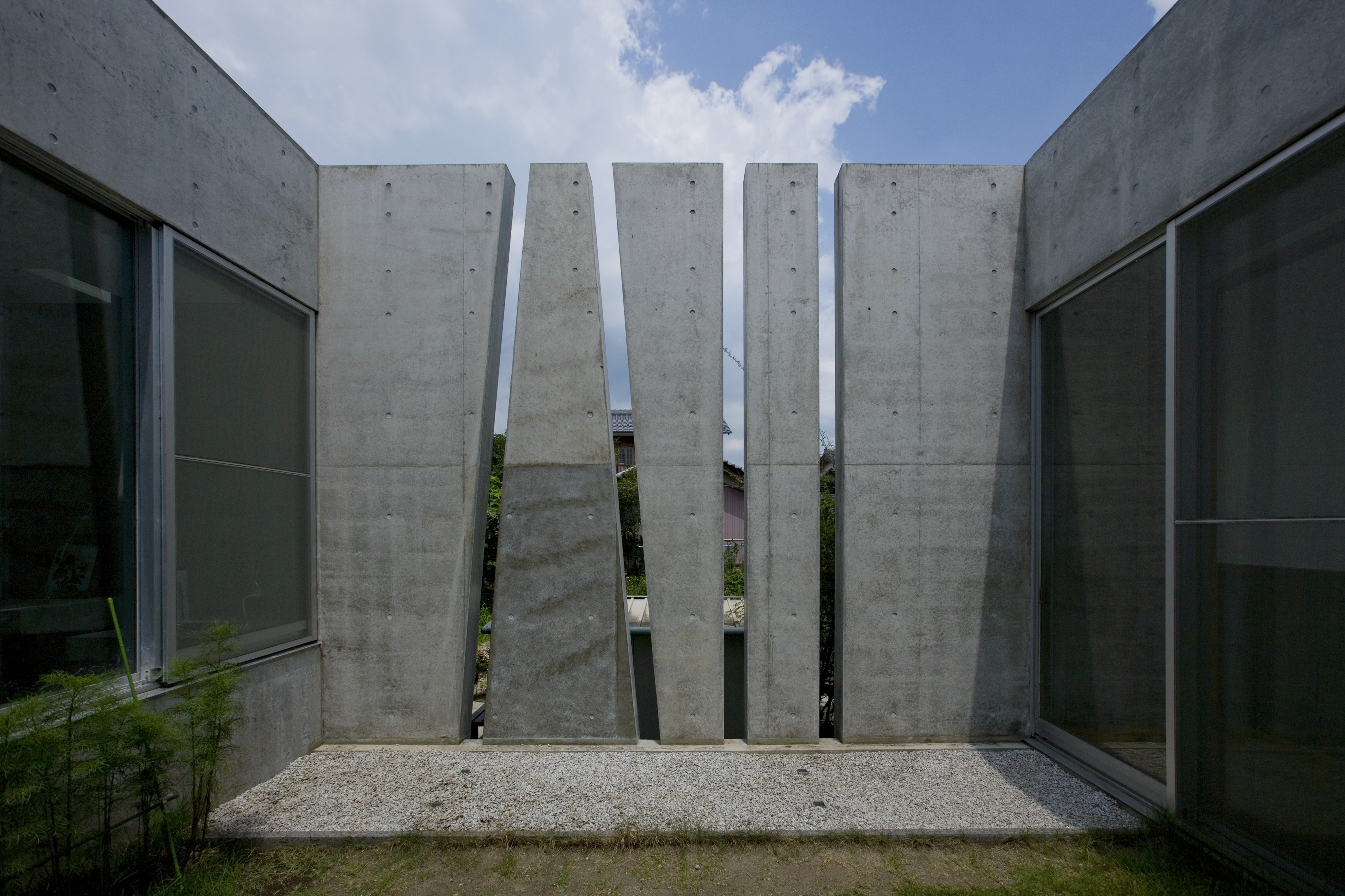 Concrete Slit House by Eastern Design Office Concrete Slit House by Eastern Design Office