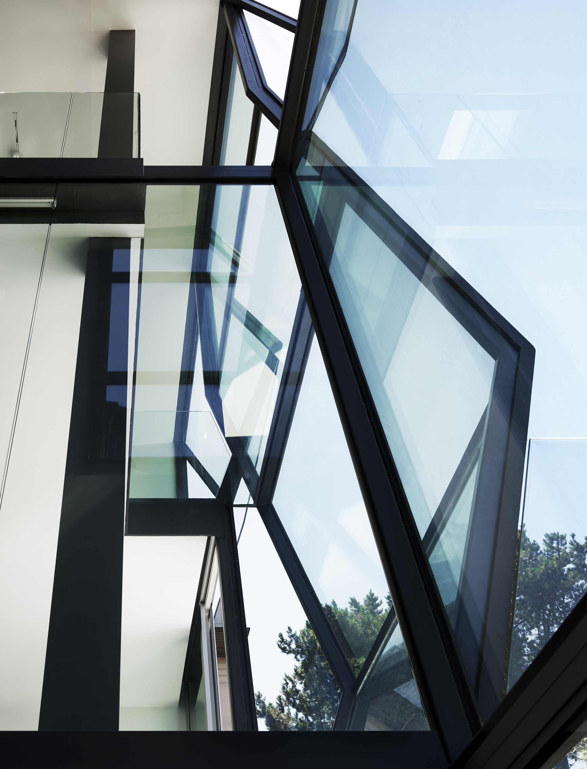 Here's the upper prism structure of the external glass wall. The angular design refracts light in surprising ways throughout the space. Here's the upper prism structure of the external glass wall. The angular design refracts light in surprising ways throughout the space.