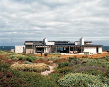 Panoramic view of modern home by SAOTA Architects