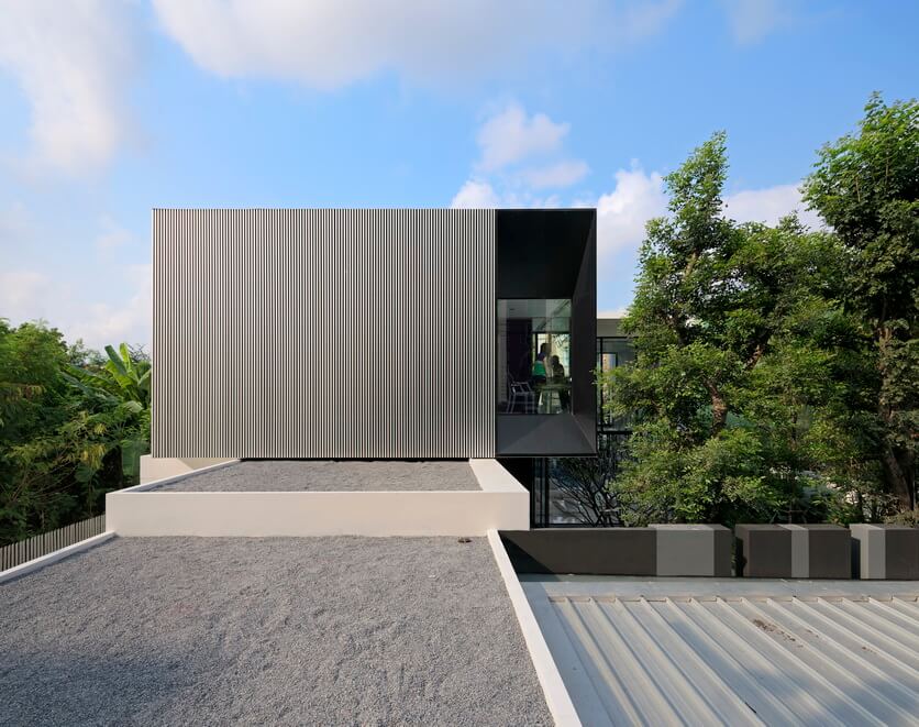 Here we see the cantilevered upper space in the light of day, with the aluminum strips highlighting the structure. Here we see the cantilevered upper space in the light of day, with the aluminum strips highlighting the structure.