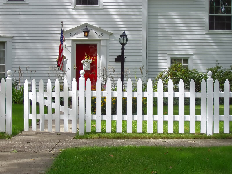 26 White Picket Fence Ideas and Designs