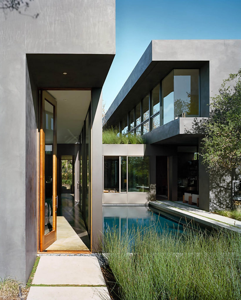 Here we clearly see the sunken kitchen connecting the two wings of the house, overlooking the pool. Greenery surrounds the space, appearing even on the roof of the kitchen. Here we clearly see the sunken kitchen connecting the two wings of the house, overlooking the pool. Greenery surrounds the space, appearing even on the roof of the kitchen.
