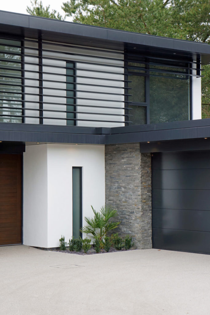 The splashes of white and green, courtesy of slim garden partitions, brighten the appearance of the home. The splashes of white and green, courtesy of slim garden partitions, brighten the appearance of the home.