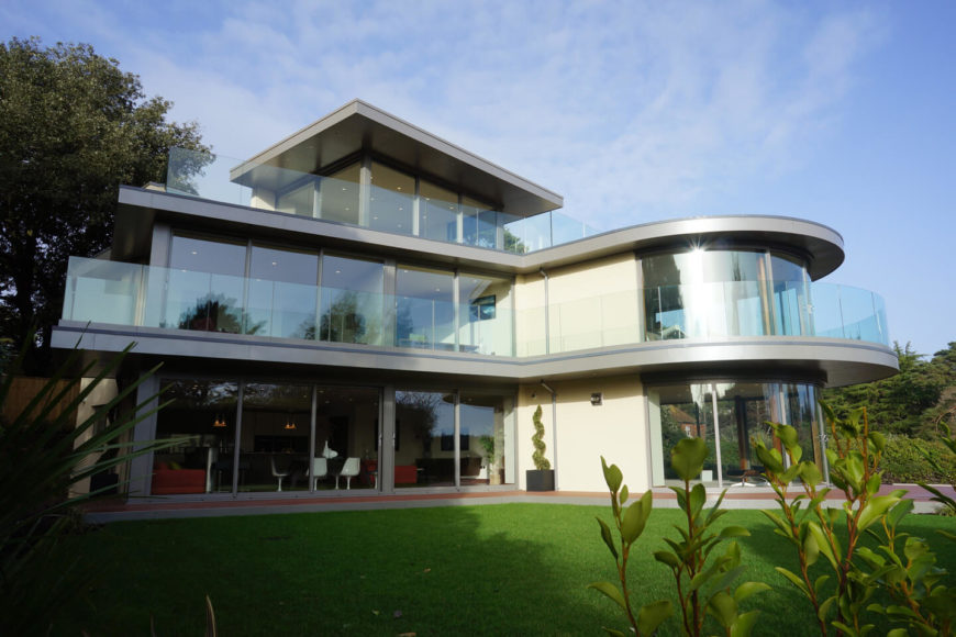 Seen in the bright light of day, the layers of glass sandwiched between metal and concrete levels create a sparkling impression. Large curved glass sections are particularly vibrant and surprising. Seen in the bright light of day, the layers of glass sandwiched between metal and concrete levels create a sparkling impression. Large curved glass sections are particularly vibrant and surprising.