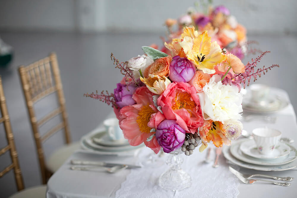33 Extravagant Floral Arrangements for Your Dining Table