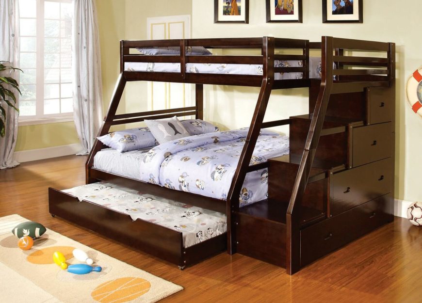 Este elegante armazón de cama en una construcción moderna en ángulo presenta una tercera cama, un nido, escondido debajo de la litera inferior. Las escaleras en el lado derecho del marco ocultan los cajones montados lateralmente.