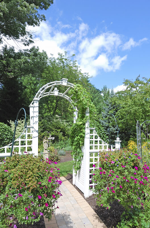 31 Backyard Arbor Designs and Ideas