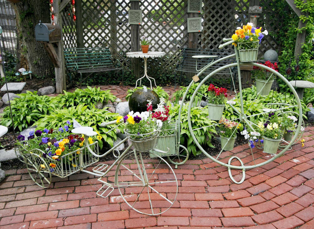 Penny farthing and old-style tricycle flower holders. Penny farthing and old-style tricycle flower holders.