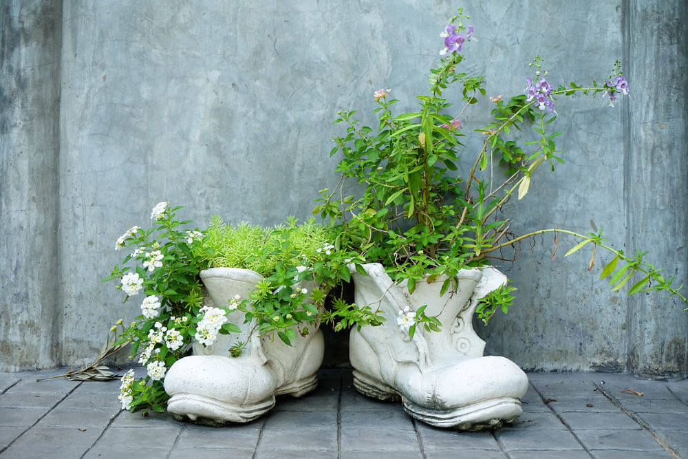 31 Shoe and Boot Planter Ideas (Photos)