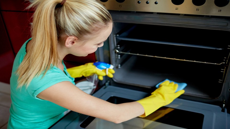 How to Clean the Oven with Baking Soda Vinegar and Dawn