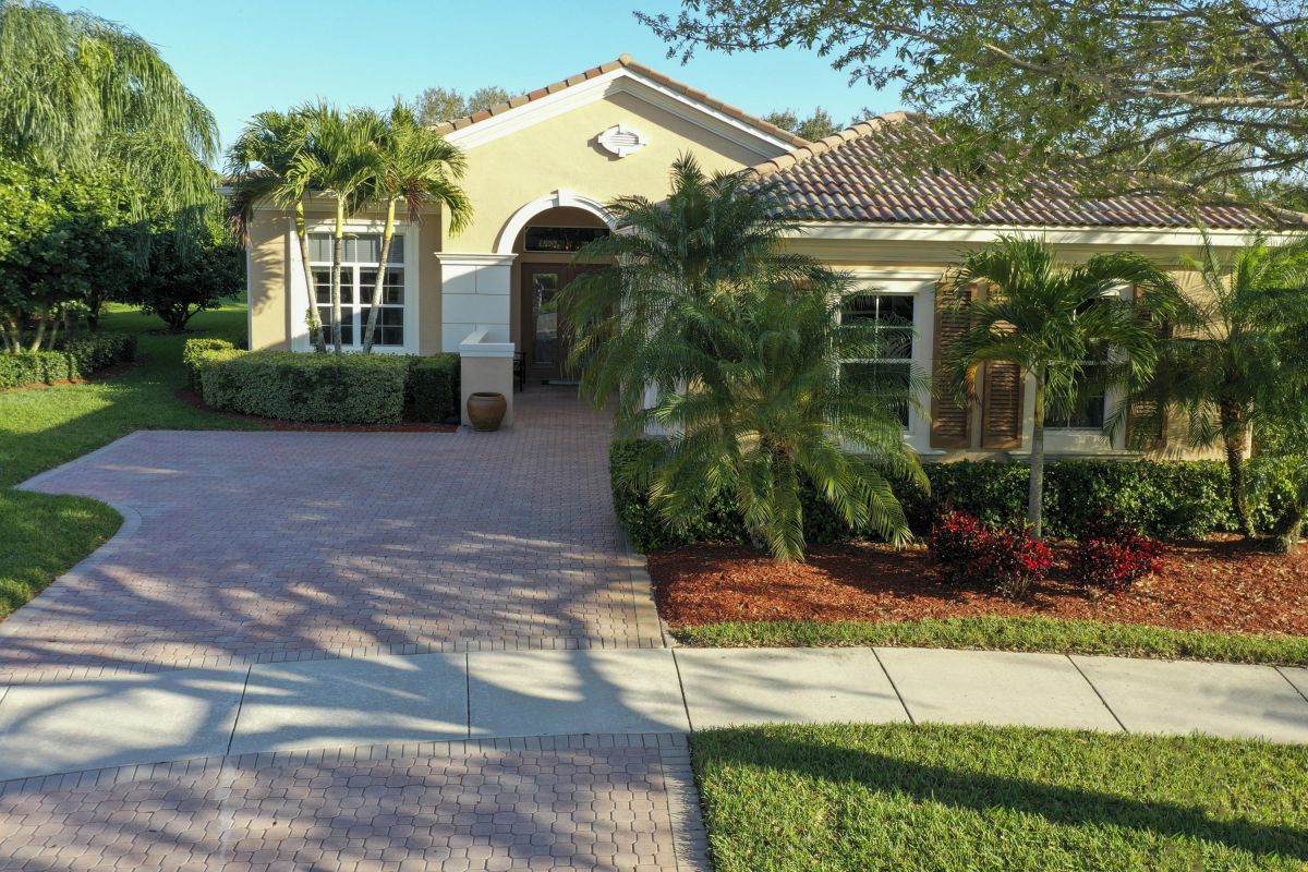 9301 Nuova Way