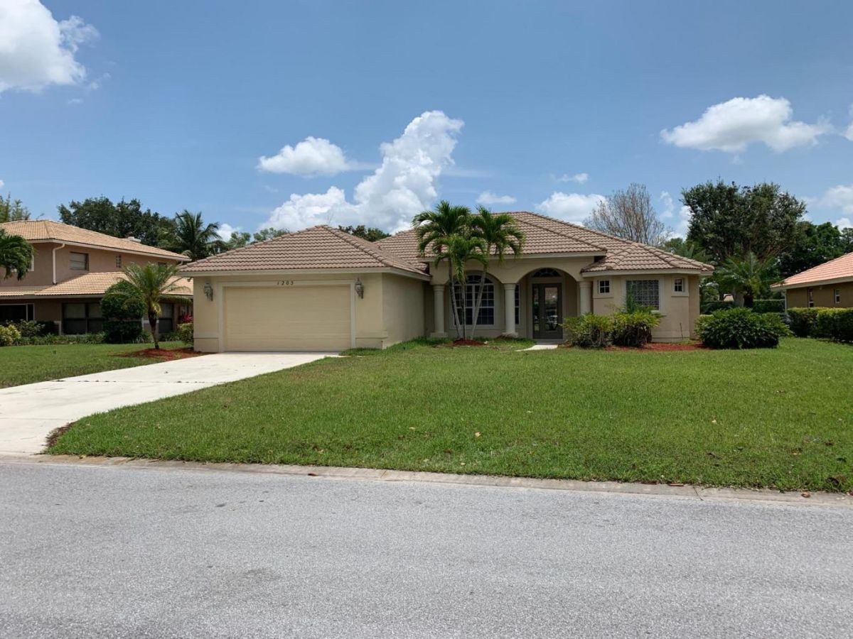 1205 Live Oak Cove