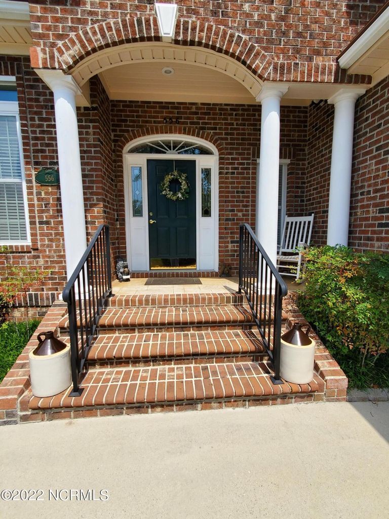 556 Gladstone Circle