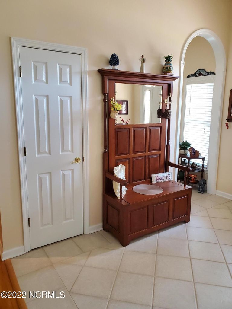 556 Gladstone Circle