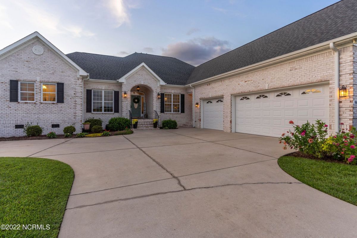 980 Woodwind Drive
