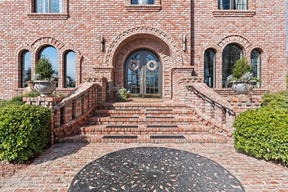 2768 Pinecrest Drive