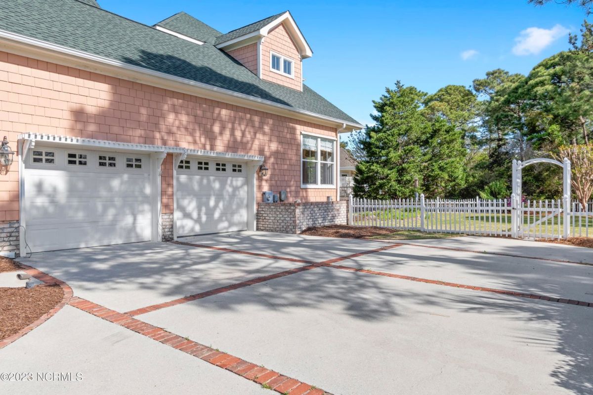 4398 Spanish Moss Court