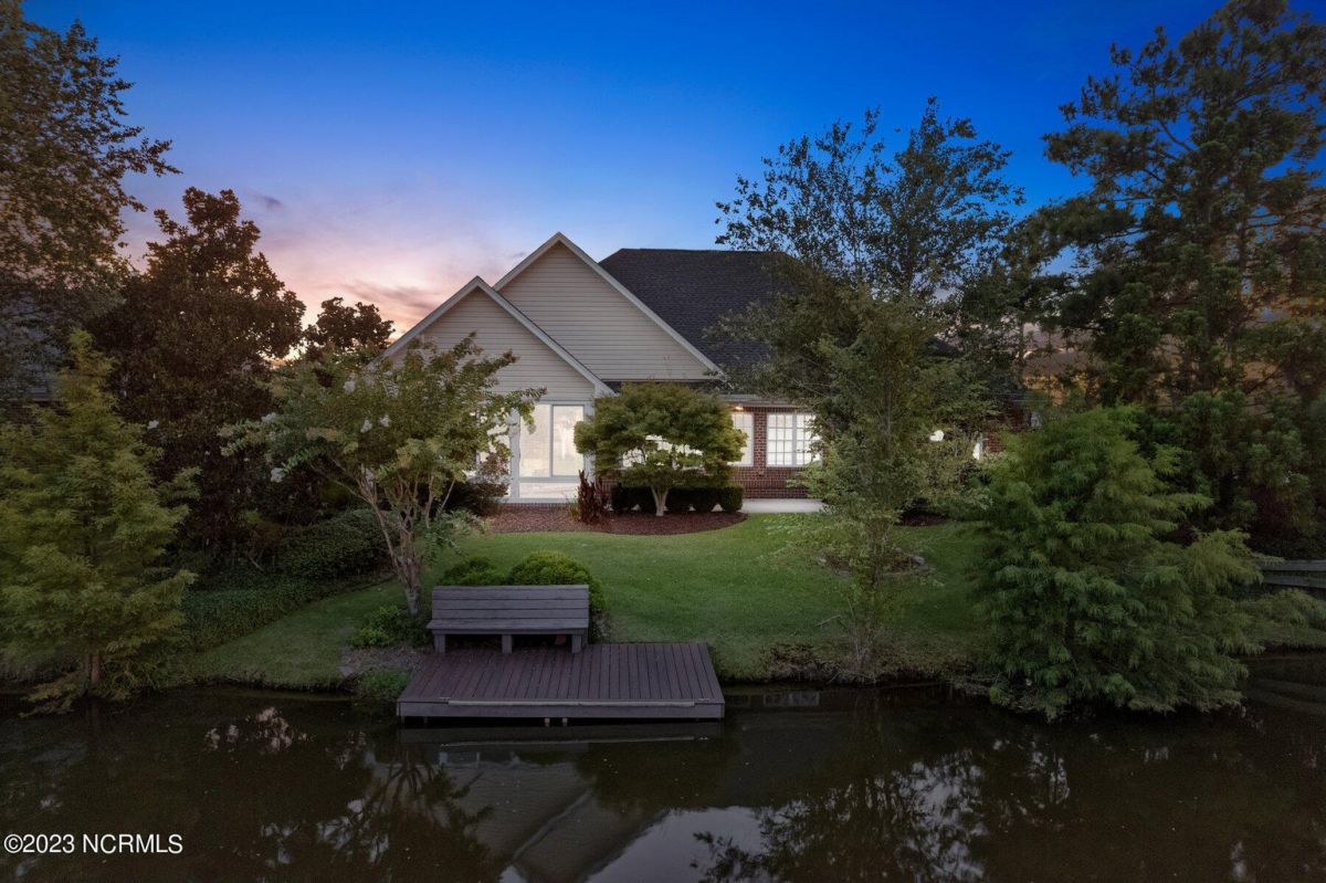 1203 Waterfall Way