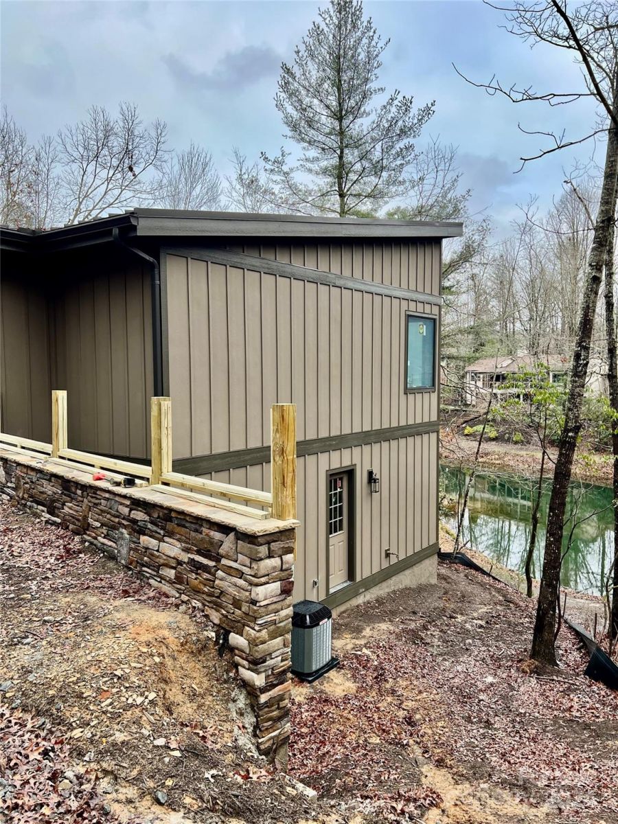 3243 Connestee Trail