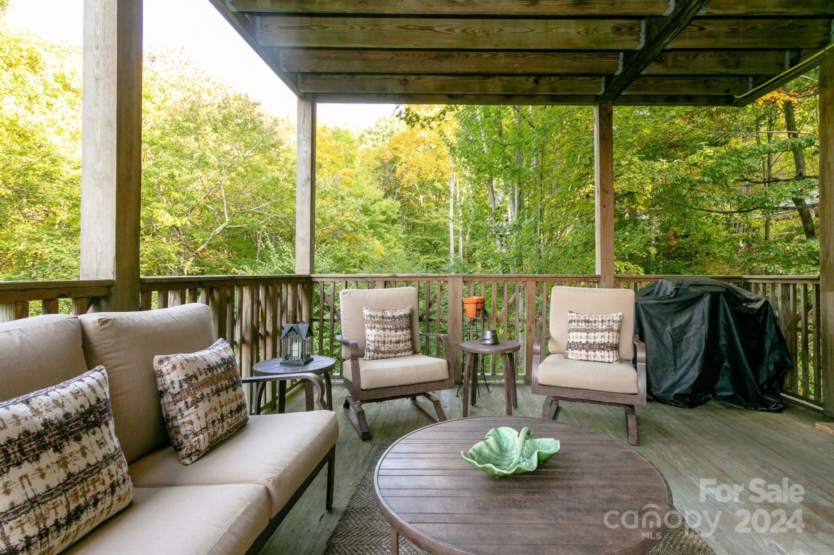 222 Creekside Way