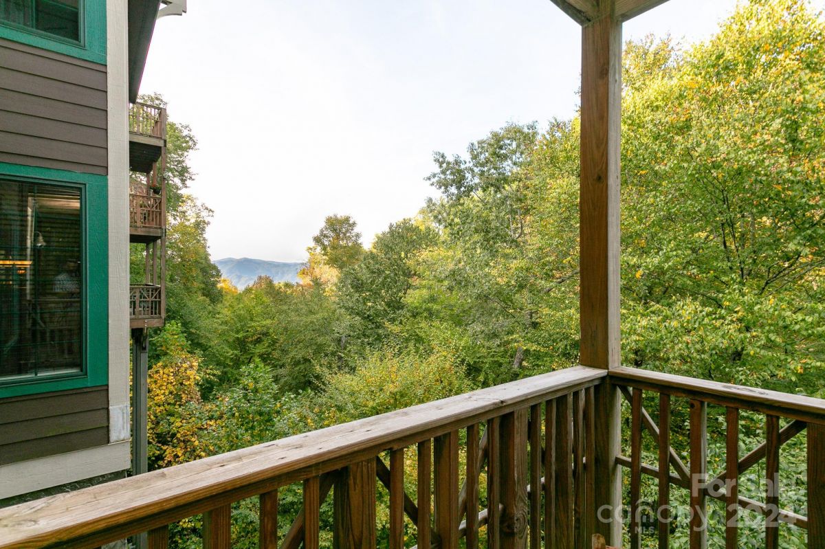 222 Creekside Way