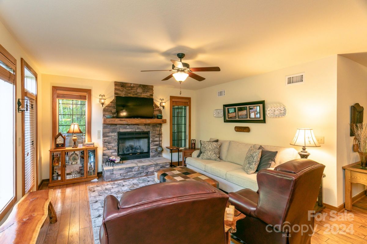 222 Creekside Way
