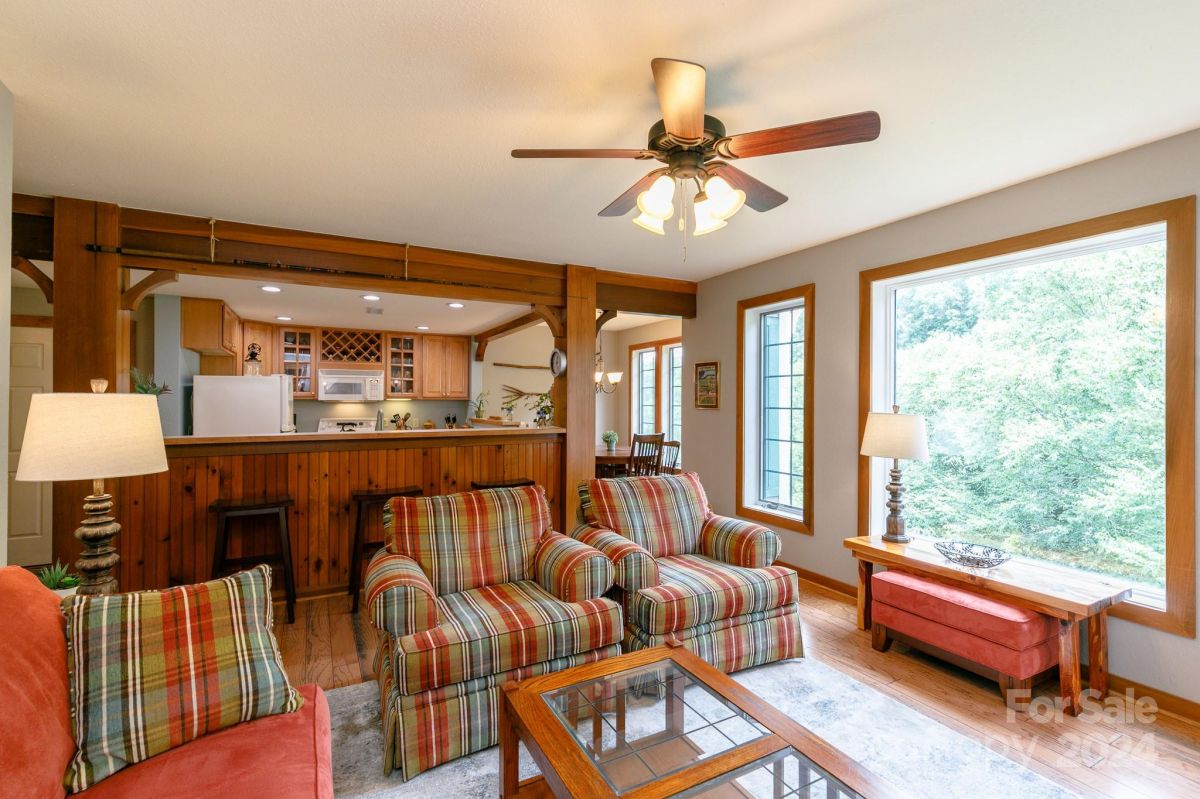 222 Creekside Way
